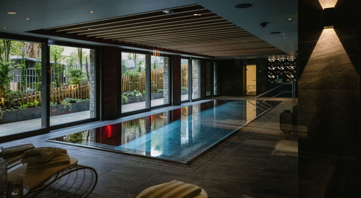 Grindelwald Bergwelt Hotel Fire Ice SPA indoor pool1